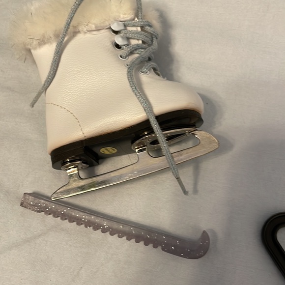 American Girl TODAY - Ice Skating Outfit - Picture 5 of 6